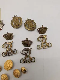 Samling af danske militære emblemer, knapper og distinktioner LG mm. 
