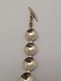 Sølvarmbånd med blomstermotiver og toggle-lås