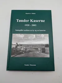 Tønder Kaserne 1920-2002 bog af Henrik J. Møller og Tønder Garnison platte
