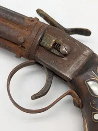  peberbøsse-pistol med perlemorsindlæg, Dekoration 
