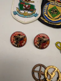 Samling af danske militære og maritime emblemer, mærker og ordensbånd