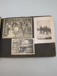 Tysk fotoalbum fra 2. verdenskrig med soldaterportrætter og hverdagsscener, Kroatisk 