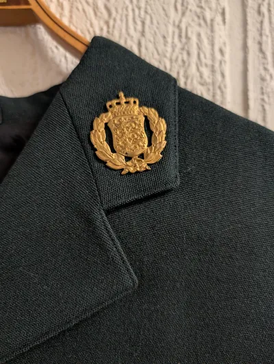 Dansk Militær Uniformsjakke med Rigsvåben Kraveemblem M69
