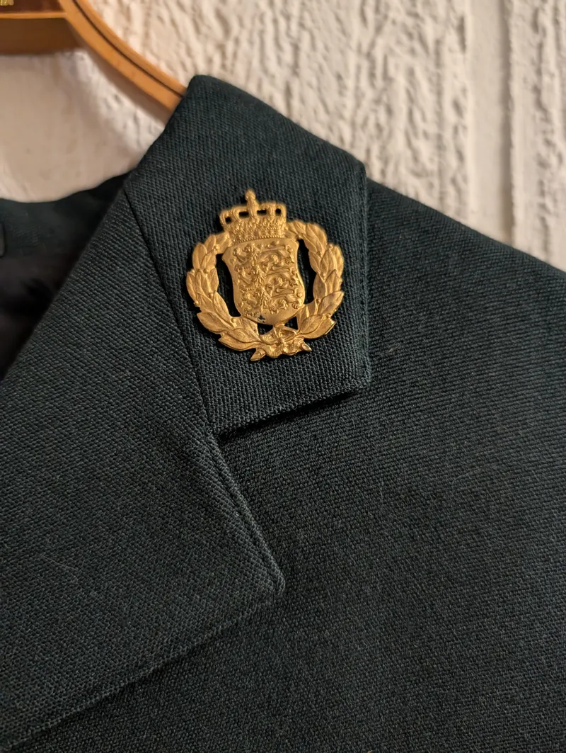 Dansk Militær Uniformsjakke med Rigsvåben Kraveemblem M69
