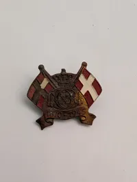 Kong Christian X 75-års fødselsdagsmærke i metal med emaljerede flag, sjælden udgave 