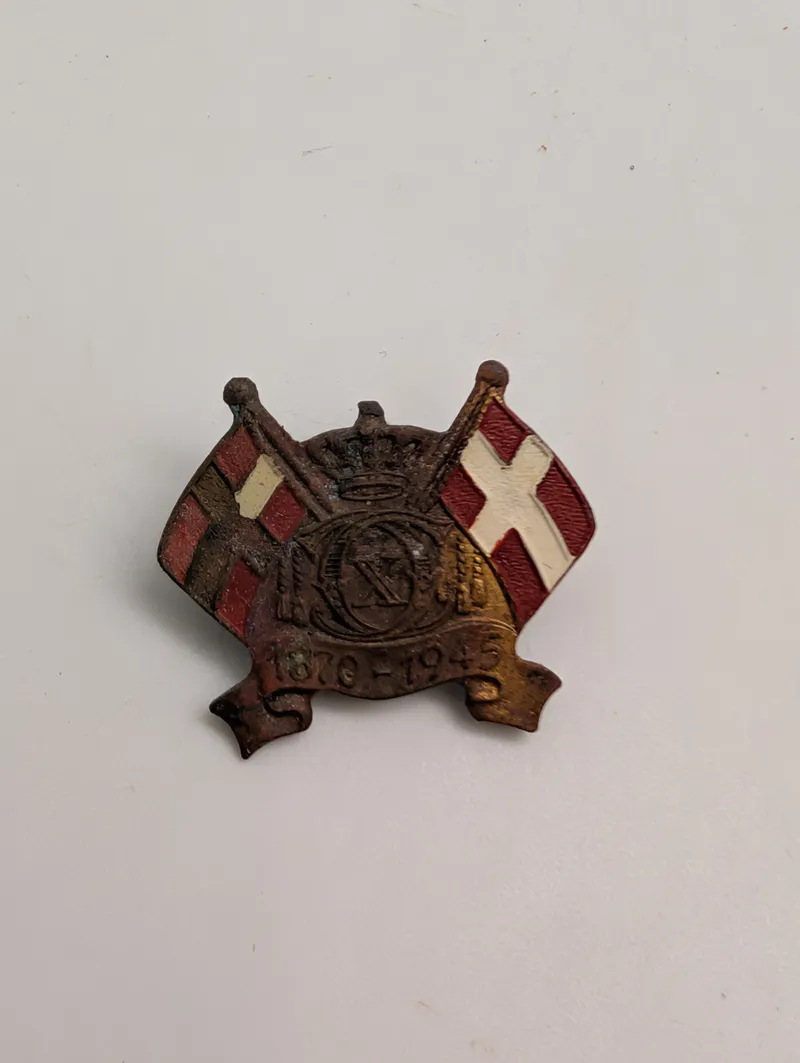 Kong Christian X 75-års fødselsdagsmærke i metal med emaljerede flag, sjælden udgave 