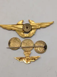 Samling af danske militære emblemer og broche med Christian X mønter
