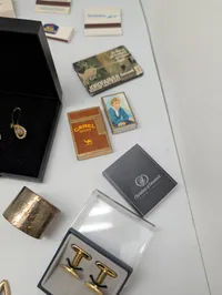 Samling af vintage tændstikæsker, smykker og diverse samlerobjekter