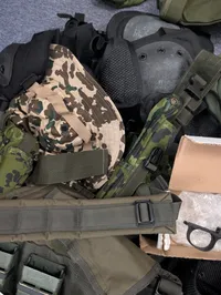 Stor samling af Airsoft udstyr og militærtilbehør