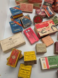 Stor samling af antikke og vintage ammunitionsæsker fra diverse producenter Tomme 