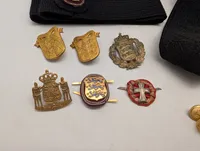 Samling af danske militære og maritime emblemer, knapper og distinktioner