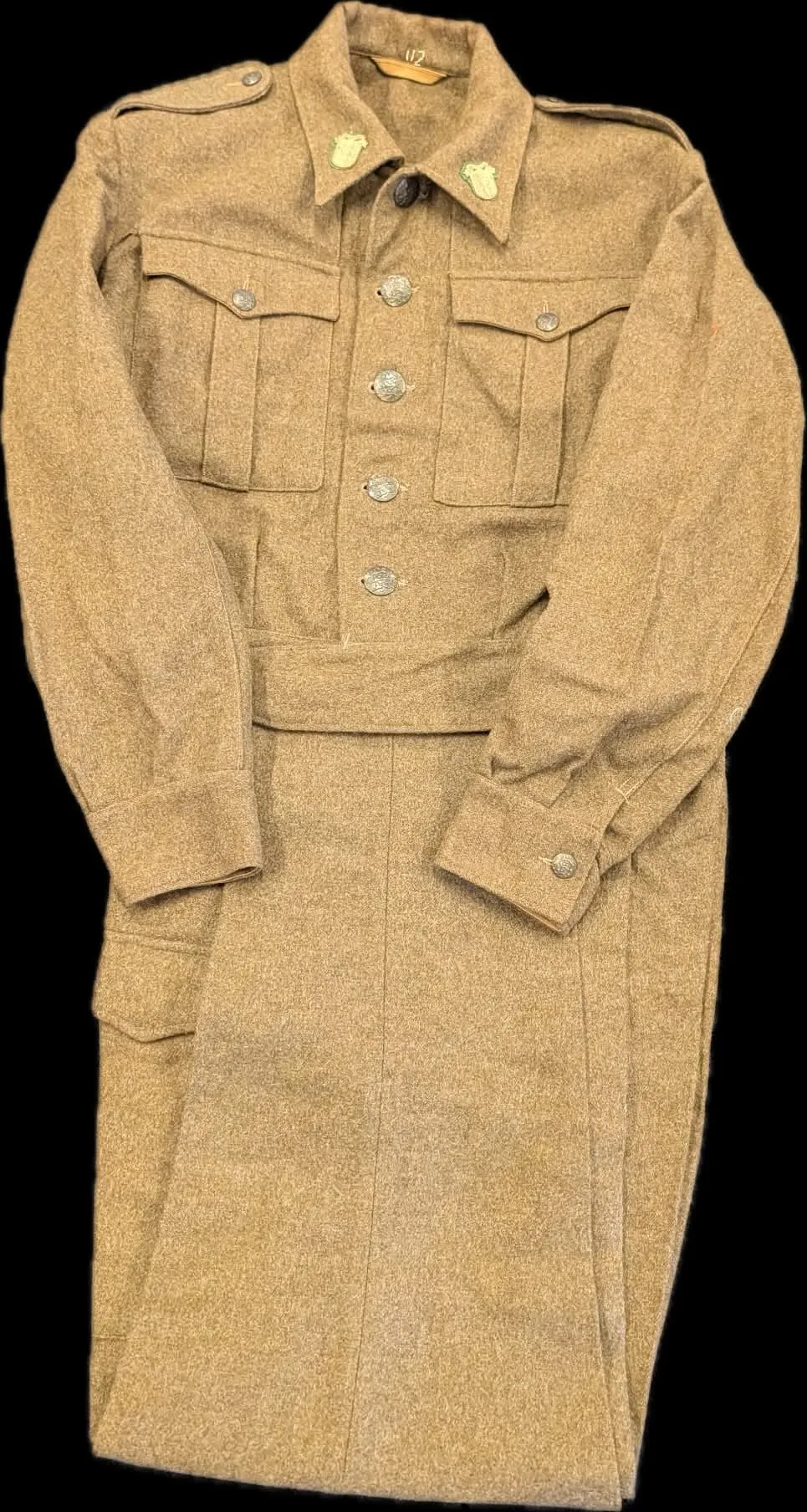 Dansk M/44 kampuniform i uld med tilhørende bukser og distinktioner