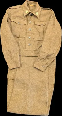 Dansk M/44 kampuniform i uld med tilhørende bukser og distinktioner