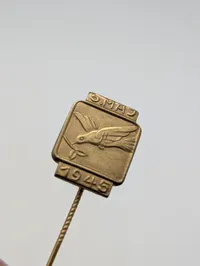 To vintage danske emalje- og metalnåle, 5. Maj 1945 og 10 KM Afgang