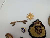 Samling af danske militære og maritime emblemer, knapper og distinktioner