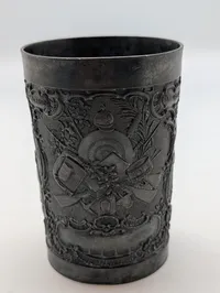 Tysk Militær Becher i Metal med Reliefscener ww1
