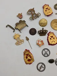 Samling af danske militære emblemer, knapper og distinktioner
