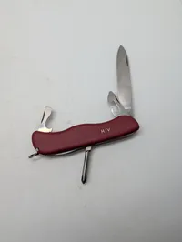Victorinox lommekniv med rødt skæfte og HJV-indgravering