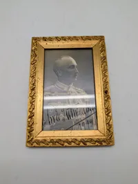 Signeret portrætfotografi af GHR officer i guldramme, dateret 1919