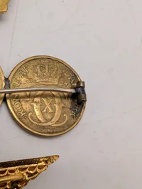 Samling af danske militære emblemer og broche med Christian X mønter
