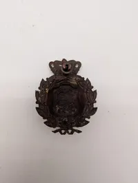 Dansk militært Hjelmemblem med rigsvåben og krone i messing M23 
