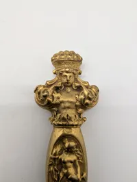 Fransk forgyldt bronze sværdhæfte med mytologiske figurer