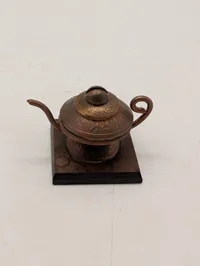 Dansk miniature tekande af mønter på træfod