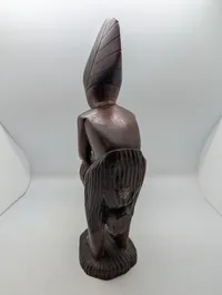 Håndskåret afrikansk træfigur af kriger med tromme og spyd