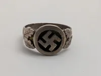 Dansk D.N.S.A.P.  sølvring med hagekors og egeløv i etui, original 