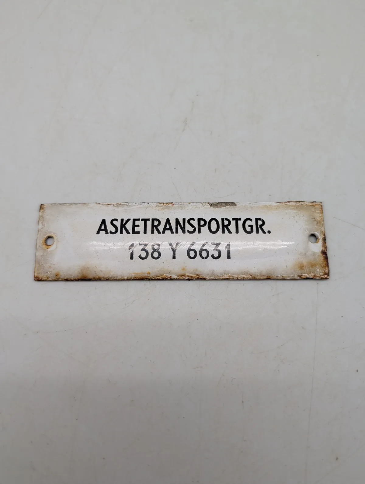 Emaljeskilt med teksten ASKETRANSPORTGR. 138 Y 6631