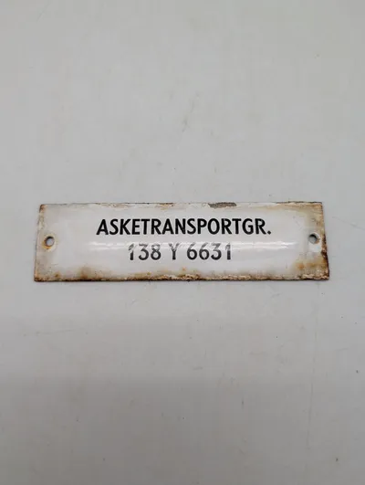 Emaljeskilt med teksten ASKETRANSPORTGR. 138 Y 6631