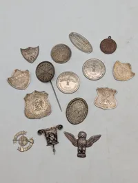 Samling af danske skytte- og fugleskydningstegn i sølv og metal