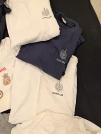 Samling af militære og maritime T-shirts og poloer, herunder Nijmegen-march