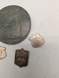 Samling af danske medaljer og emblemer, herunder København 1959
