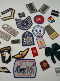 Samling af militære og civile stofmærker, distinktioner og emblemer