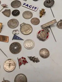 Samling af antikke og vintage danske emblemer, nåle og mønter