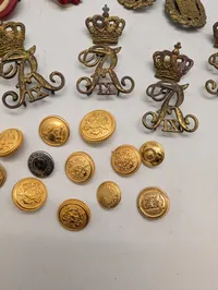 Samling af danske militære emblemer, knapper og distinktioner LG mm. 