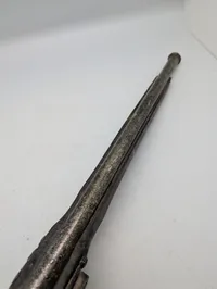 Dekorativ flintlåspistol i træ og metal med ornamenterede detaljer