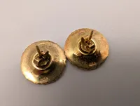 Georg Jensen Daisy Ørestikker i Forgyldt Sølv med Hvid Emalje