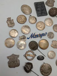Samling af antikke danske foreningsmærker, medaljer og emblemer i sølv