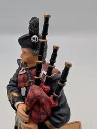 Skotsk Sækkepibespiller Figur i Traditionel Kilt