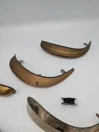 Samling af militære effekter, herunder hjelmdele, læderrem og emblemer