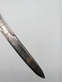 Antik europæisk kortsværd med indgraveret klinge og udskåret træfæste