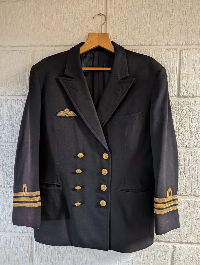 Dansk Marine officer med  Pilotvinger og Guldknapper
