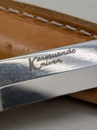 Skandinavisk Puukko kniv med skæfte af birketræ og ben samt læderskede