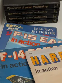 Samling af militærhistoriske bøger og tidsskrifter om fly og landkamp