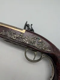 Hawkins Flintlåspistol med Træskæfte og Messingbeslag, Dekoration 