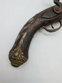Osmannisk flintlåspistol med perlemorsindlæg og messingbeslag, Dekoration.