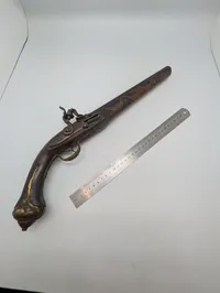 Dekorativ Flintlåspistol i Træ med Messingindlæg
