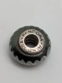 To Pandora charms i sterling sølv med Murano glas og sorte krystaller